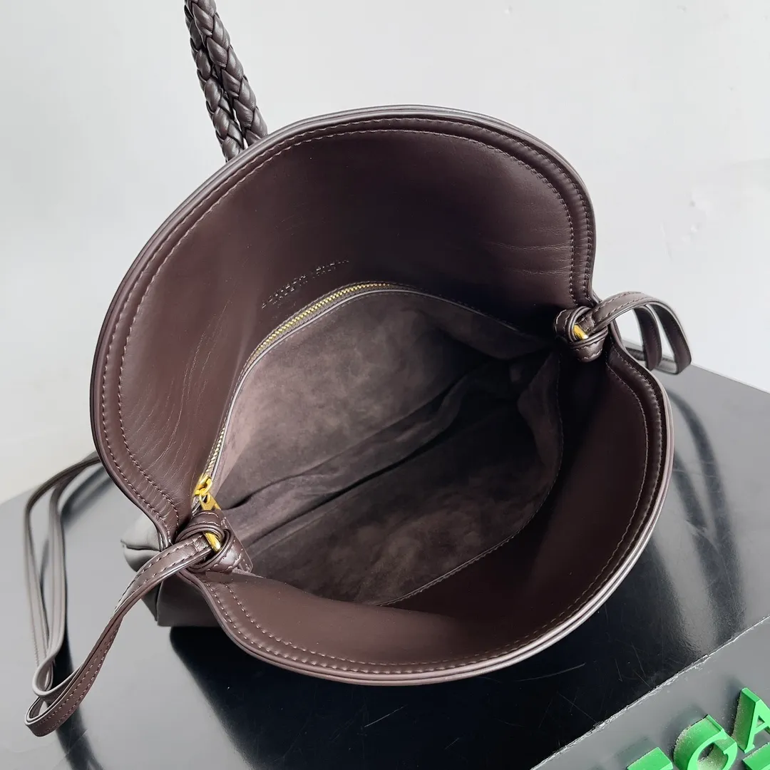 Batch 1520 Inspired by the 1970s, the Bottega Veneta women's logo shoulder bag has a smooth leather surface that brings a clean and handsome feel, just like the neatness and tenacity of a working woman. The front buckle has high-quality hardware pendant body, the overall retro elegance, and the excellent leather feels soft. This Bottega Veneta series can be described as beautiful, weakening the complexity of the outfit, not competing for it, and only using the best quality to interpret itself. Style number: 806030 (small size) Size: 27*16*6cm